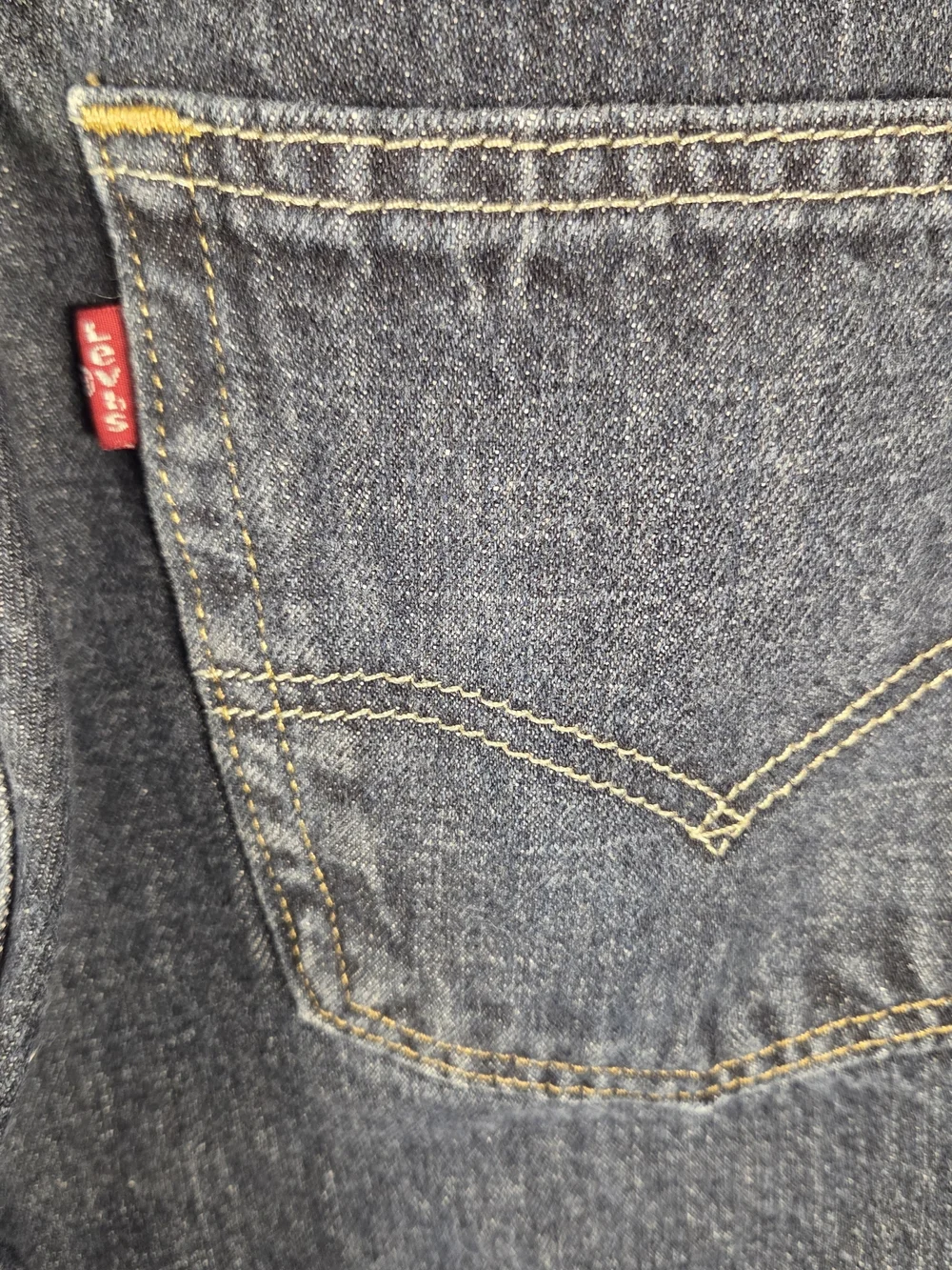 Levi's 505 relaxed fit jeans (34x32) in a medium-to-dark wash (T622)